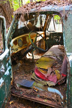Hurda bir hurda kamyonun içindeki yakın çekim görüntüsü.