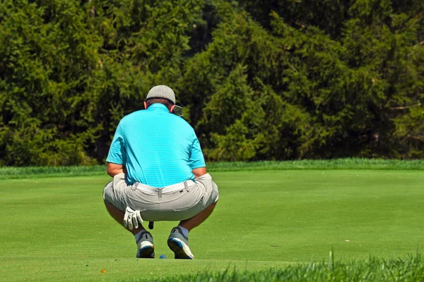 Joven Mirando Por Fairway Antes Golpear Una Pelota Golf Con —  Fotos de Stock