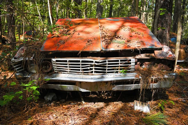 Yakın Çekim Yansıma Bir Hurdalık Olarak Eski Bir Hurda Araba — Stok fotoğraf
