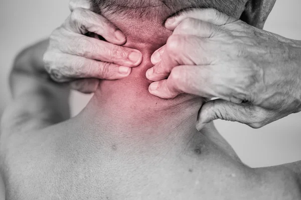 Mano de hombre mayor sosteniendo el cuello y masajeando en la zona del dolor. clos — Foto de Stock