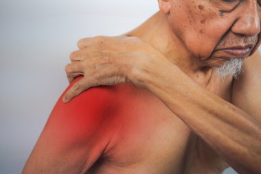 sağlıklı kolunu tutan ve masaj komuta sizde el o ağrı alanda omuz