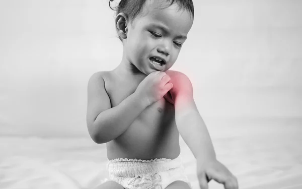 Health problem. asian little girl scratching her itchy shoulder — Stock Photo, Image