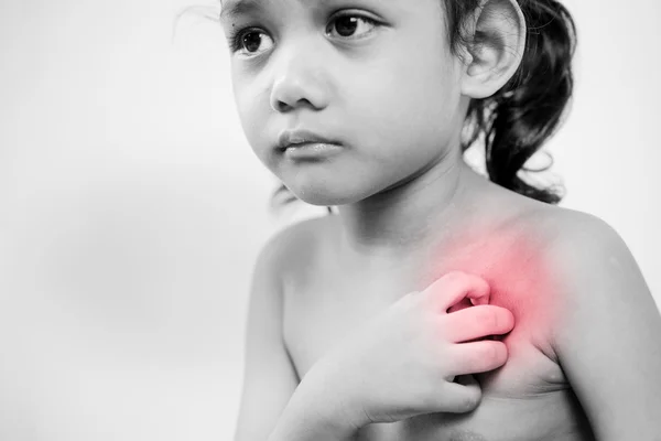 Chica joven rascarse la picazón con la mano, cuello, picazón. efecto rojo — Foto de Stock