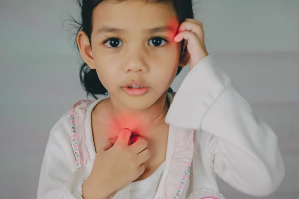 건강 문제입니다. 어린 소녀 손, 목, 가려움증, 의료 및 의학 개념으로가 렵 게 스크래치 — 스톡 사진