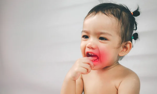 Menina criança tem dor de dente — Fotografia de Stock