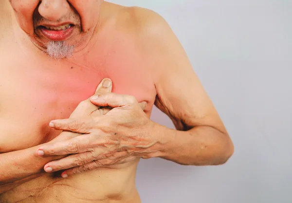 Dolor agudo posible ataque al corazón, el hombre mayor se aferra al pecho — Foto de Stock