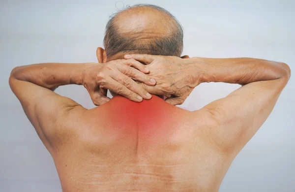 Hombre mayor mano sosteniendo el cuello y masajeando en la zona del dolor —  Fotos de Stock