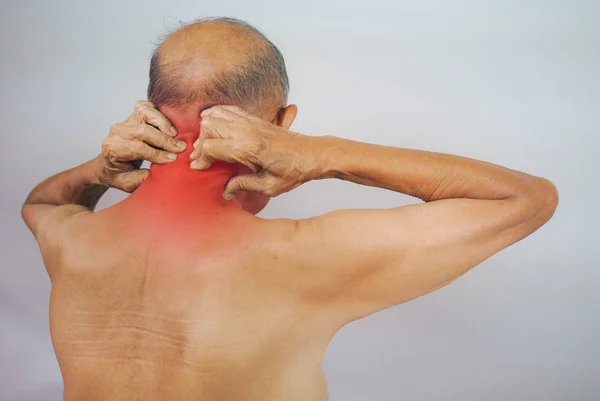 Mano de hombre mayor sosteniendo el cuello y masajeando en la zona del dolor. Concepto con Salud y Medicina — Foto de Stock