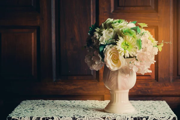 오래 된 나무 테이블 기지에 배치 하는 장식 항목 꽃병 — 스톡 사진