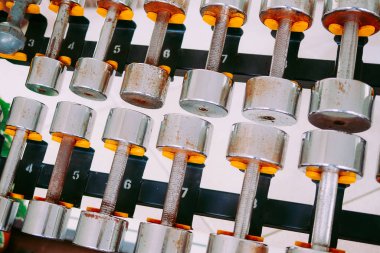 Halter salonunda rafta satırları