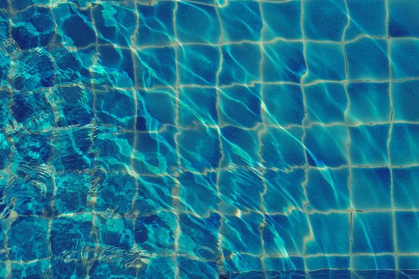 Piscina reflexões de água e fundo de luz de verão — Fotografia de Stock