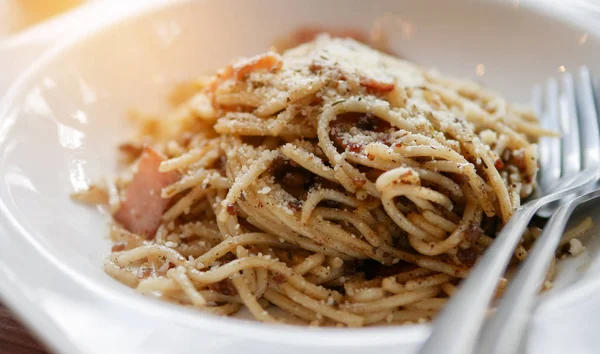 Spagetti carbonara bir pastırma ile