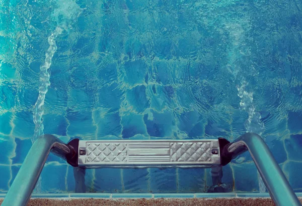 Pegue a escada dos bares na piscina azul. vista superior — Fotografia de Stock