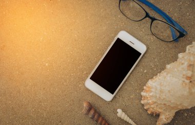 Smartphone, deniz kabukları ve kum gözlüklerini. VAC üzerinde dinlenmek için zaman
