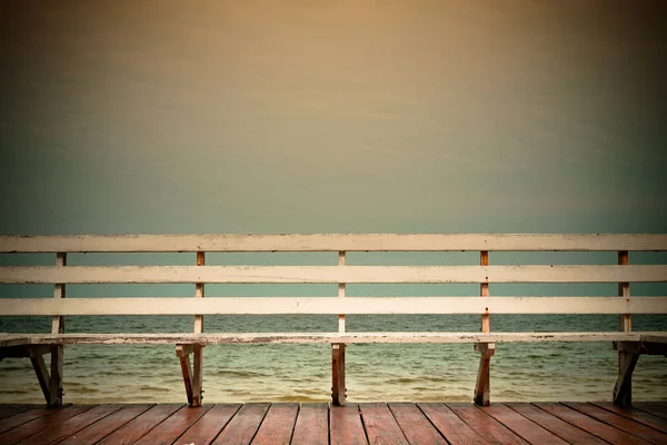 Krásná dlouhá židle s výhledem na moře s planoucí slunce — Stock fotografie