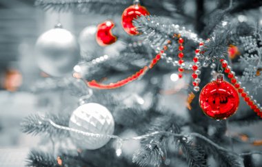 Çam dalları ile bulanık arka plan üzerinde kırmızı ve beyaz top ile beyaz Christmas dekorasyon