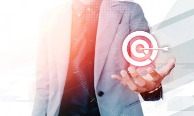 Hedef iş kavramı ile boş c üzerinde gösterilen işadamı el