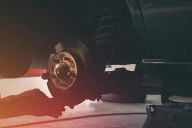 Araba garajda araba mekanik onarım frenler disk