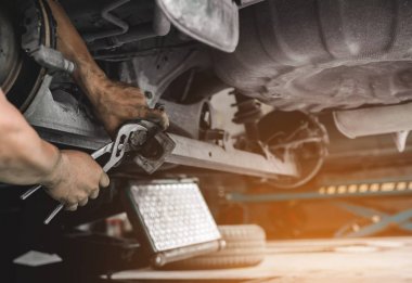 Araba mekanik onarımı veya fren balatası oto tamir GA değiştirme