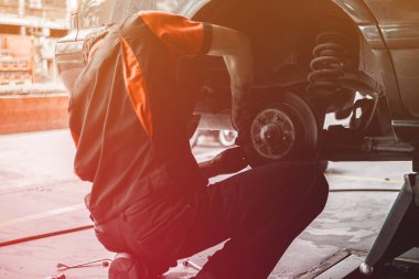 Oto tamir servisi tekerleğinde değiştirme profesyonel araba tamircisi.