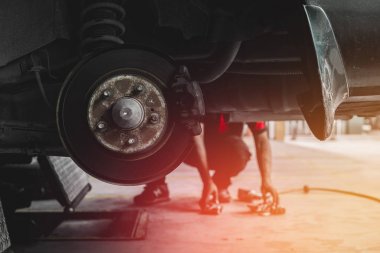 Garajda araba mekanik tamir fren balatası otomatik tamir