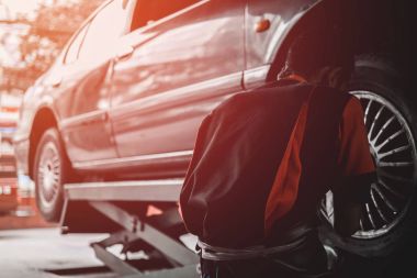 Oto tamir servisi tekerleğinde değiştirme profesyonel araba tamircisi.