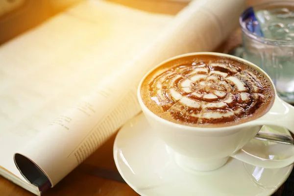 Copa de moca con periódico en la mesa, fondo de la cafetería — Foto de Stock