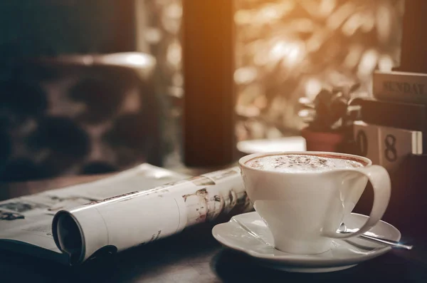 Sıcak kahve sabah iş veya bir refres ile bir kafede bir tatil için — Stok fotoğraf