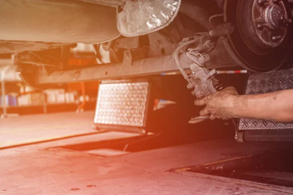 Araba garajında fren balatası değiştirme otomobil hizmetindeki kaldırdı, 