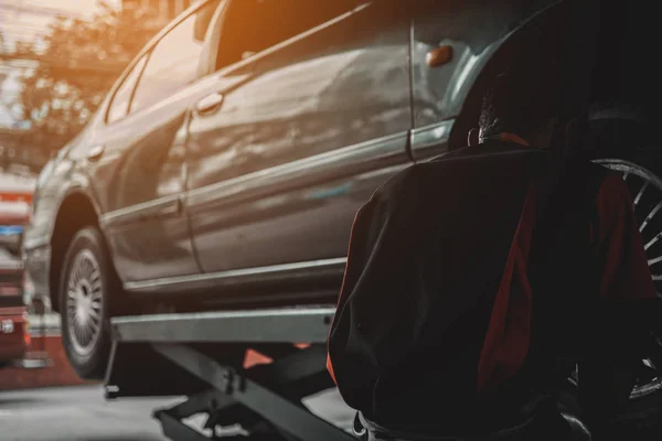 Professionell bilmekaniker ändra hjulet i auto reparationsservice. — Stockfoto