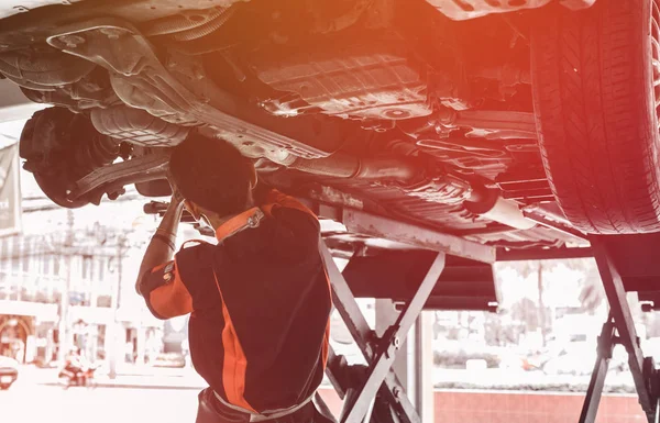 Araba tamir için otomobil hizmet kaldırdı. Garaj otomobil s