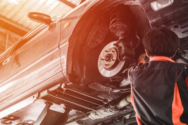 Araba tamir için otomobil hizmet kaldırdı. Profesyonel mecha