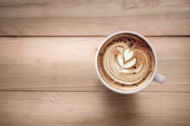 Bir fincan kahve latte sanat w üzerinde beyaz bir fincan kalp desenli