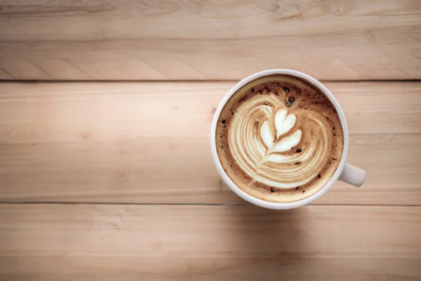 Filiżankę kawy latte art z serca wzór w filiżance biały na w — Zdjęcie stockowe