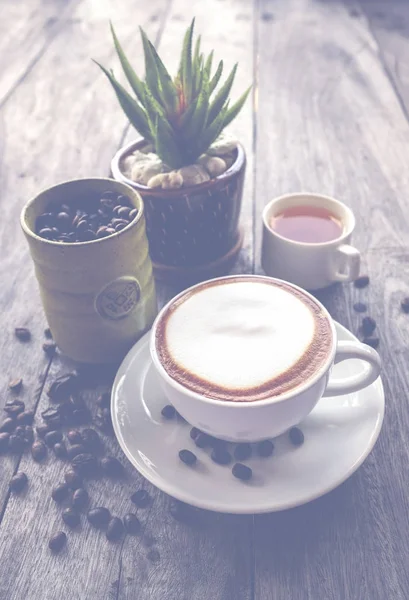 Una taza de capuchino caliente en la cafetería. capuchino caliente en w — Foto de Stock