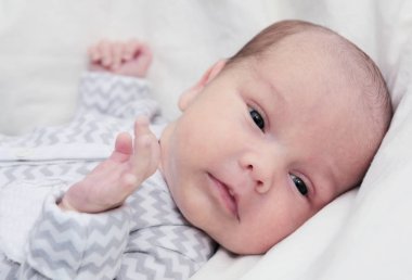 Yeni doğan bebeğin sessiz seyir, koyu renk gözleri