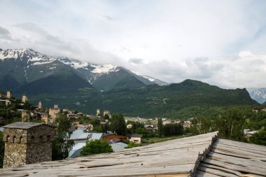 Gürcistan Kafkasya dağlarında Mesti Köyü