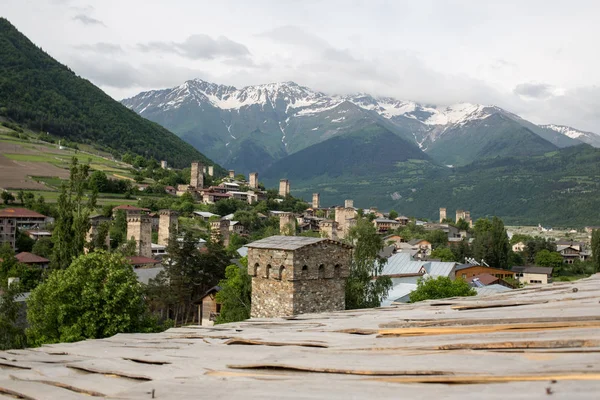 Μέστη χωριό στα βουνά του Καυκάσου της γεωργίας — Φωτογραφία Αρχείου