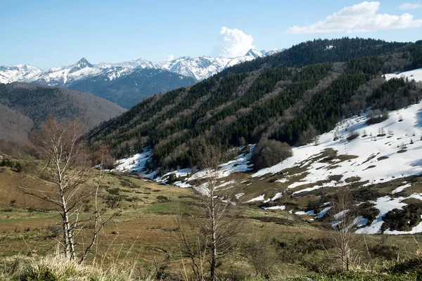 Горы французских Пиренеев между Аску и Камураком — стоковое фото
