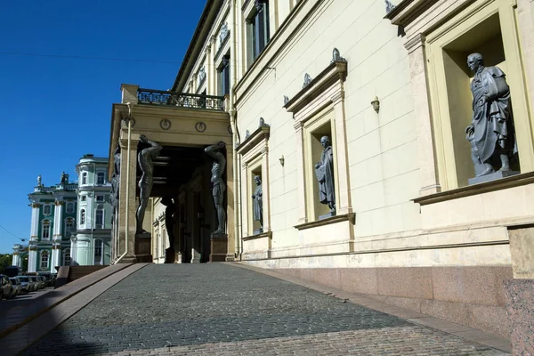 Byggnader runt torget i St Petersburg — Stockfoto