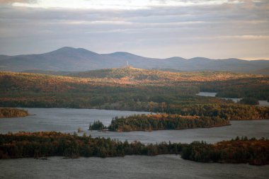 Sonbahar zamanında New Hampshire dağlar ve Squam Gölü