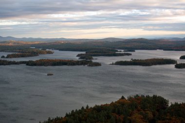 Sonbahar zamanında New Hampshire dağlar ve Squam Gölü
