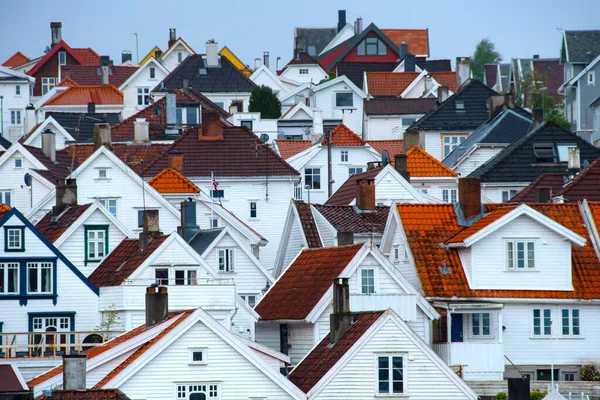 歴史的建造物の白い家 赤い屋根ノルウェー — ストック写真