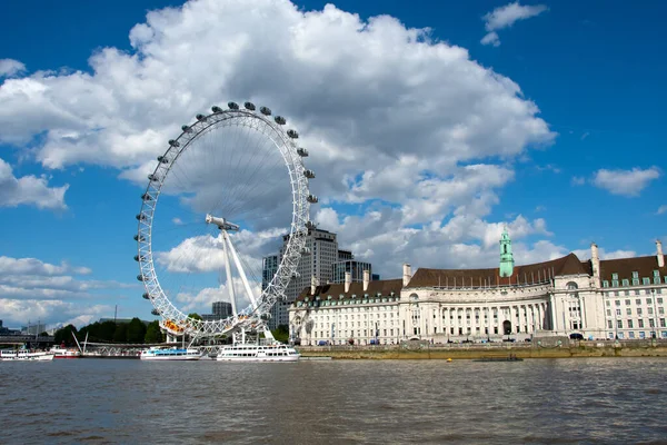 英国伦敦泰晤士河畔的伦敦眼和伦敦市政厅景观 — 图库照片