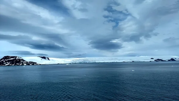 Tierra Congelada Antártida Con Algunos Pequeños Icebergs Flotando —  Fotos de Stock