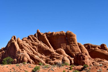 Utah Arches Ulusal Parkı 'nda kırmızı kayalar ve mavi gökyüzü