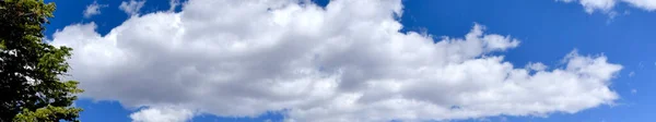 Bandeira Web Nuvens Contra Céu Azul — Fotografia de Stock