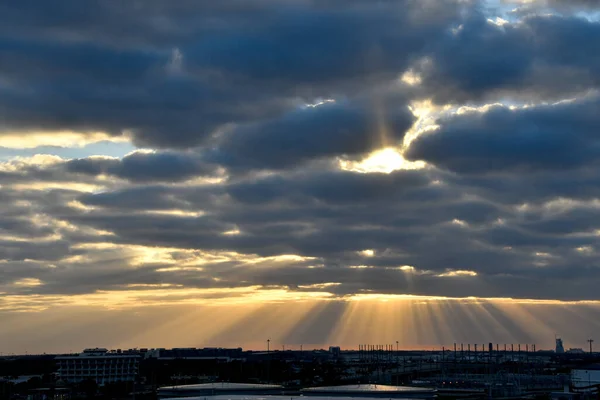 ポートエバーグレーズの日没 雲からの太陽光線 ストックフォト