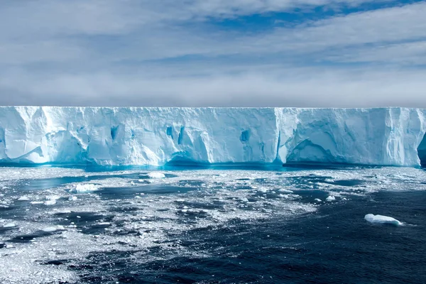 Gran Iceberg Azul Brillante Flotando Antártida — Foto de Stock