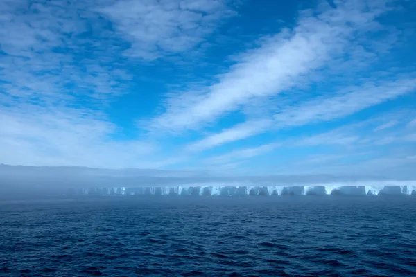 Duża Góra Lodowa Pływająca Antarktydzie Pokryta Mgłą — Zdjęcie stockowe